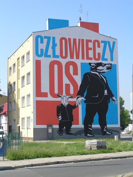 Mural à Praga, ul. Radzymińska 15O. Jeux de mots sur "destin humain" contenant aussi "destin de mouton".