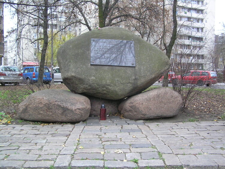 Głaz upamiętniający bohaterskich Obrońców Ojczyzny