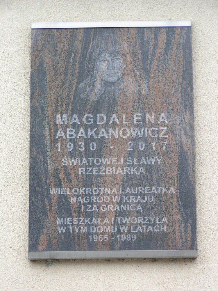 Tablica pamięci Magdaleny Abakanowicz w&nbsp;Warszawie