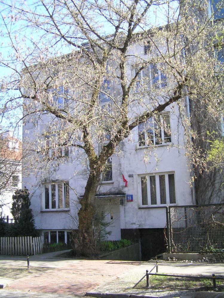 Dąbrówki 18 w&nbsp;Warszawie