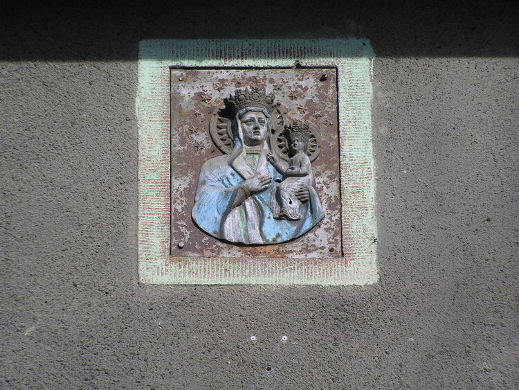 Płaskorzeźba Matki Bożej z Jezusem Elsterska 10