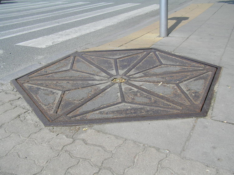 Właz do kanału przy Jagiellońskiej w&nbsp;Warszawie