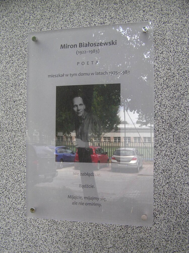 Tablica pamięci Mirona Białoszewskiego
