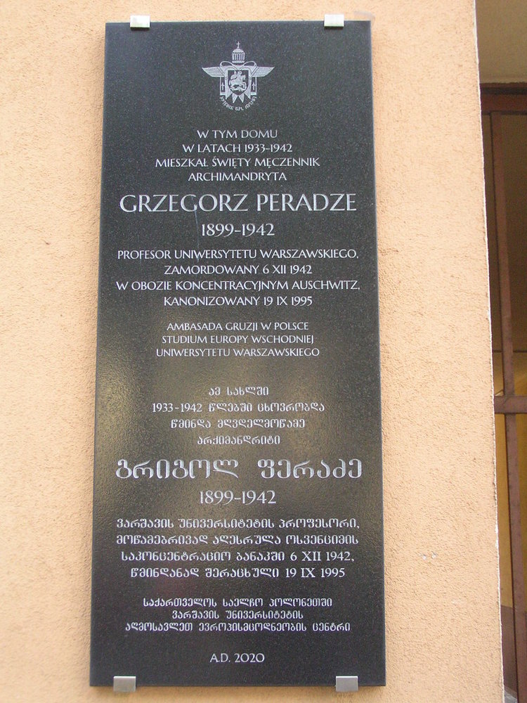 Tablica pamięci Grzegorza Peradze przy Okrzei 22 w Warszawie