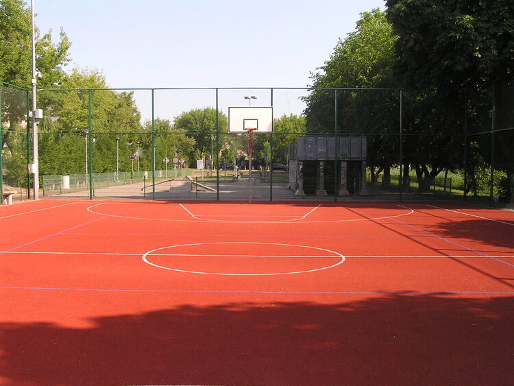 Boisko do koszykówki i siatkówki przy ulicy Olszynki Grochowskiej