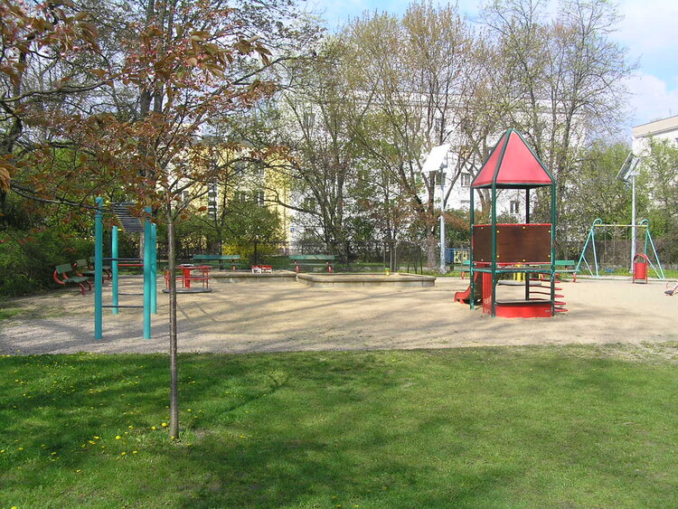 Plac zabaw na ulicy Paca