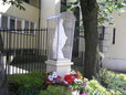 Skaryszewska 12 - kapliczka z figurą Matki Bożej