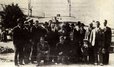 Grupa praconików przed Fabryką Dźwigów. Zdjęcie z okresu międzywojennego
