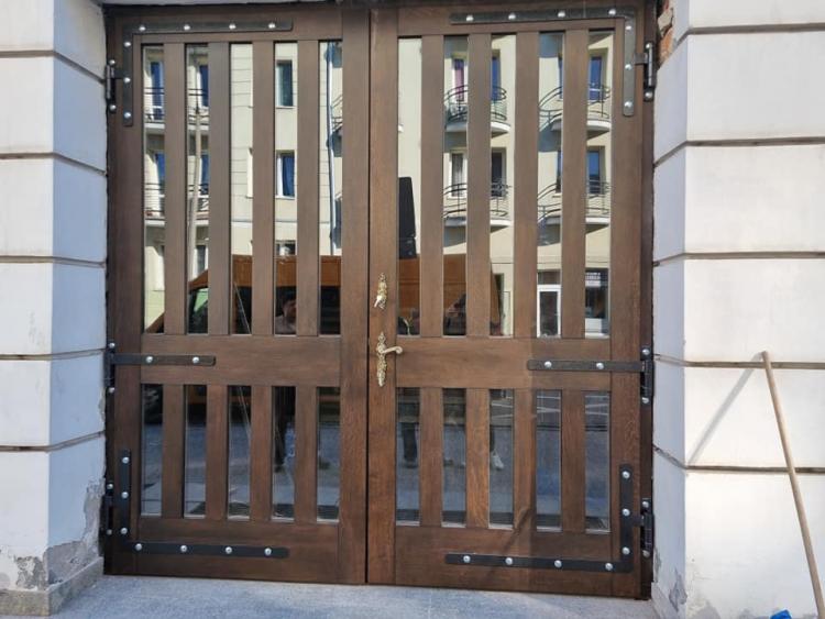 Zamontowano nowe drzwi główne do kościoła przy Skaryszewskiej