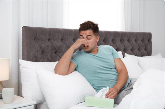 Mężczyzna cierpiący z&nbsp;powodu infekcji dróg oddechowych