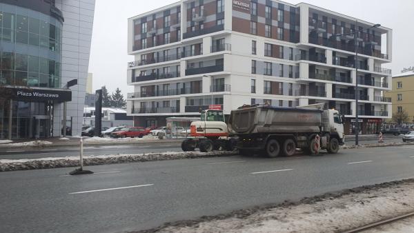 Zazielenianie Grochowskiej ruszyło z opóźnieniem. Ciężki sprzęt kruszy asfalt na pasie rozdzielającym