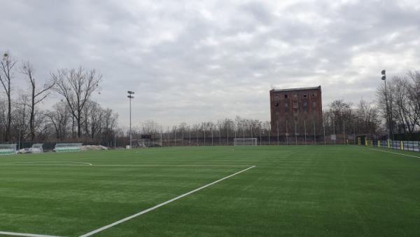 Boisko przy Kawęczyńskiej gotowe do gry: pełnowymiarowa murawa w standardzie III ligi