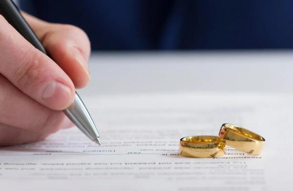 Rozwód z orzekaniem o winie, czy bez? Różnice i konsekwencje dla małżonków