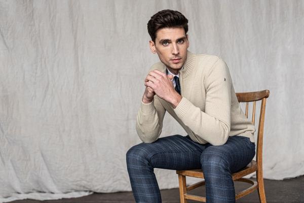 Jak nosić rozpinany sweter w biurowym wydaniu?