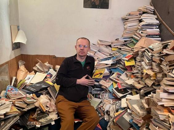 Właściciel Antykwariatu Zakładka trafił do mieszkania pełnego książek. 