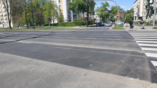 Wyrównany przejazd na Al. Waszyngtona/Międzyborskiej. Kolejna poprawa torowiska