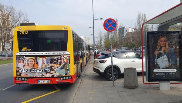 Przystanek linii 521 przesunięty. Zmiany zaskoczyły kierowców i pasażerów