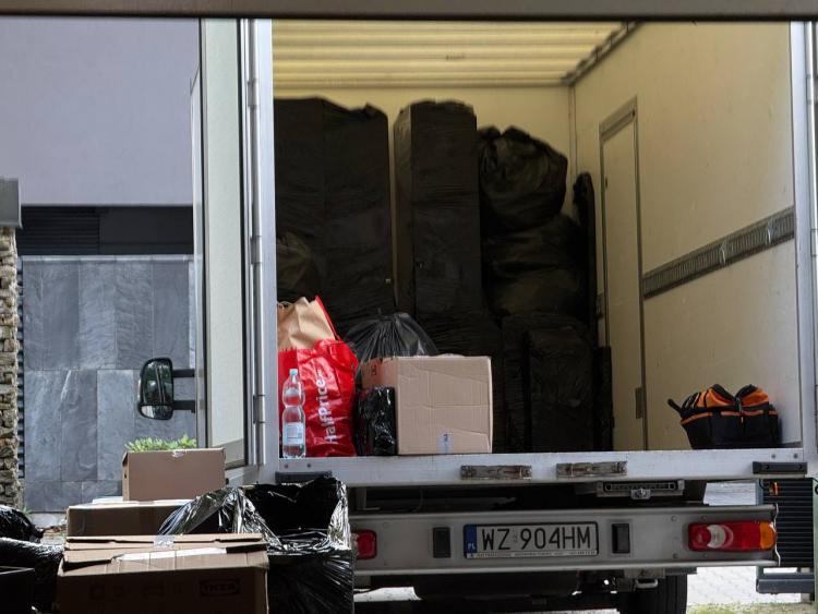 Załadowane meble do auta go przeprowadzki 