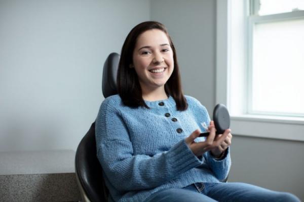 Czy aparat ortodontyczny musi być widoczny? Poznaj Invisalign® - alternatywę dla tradycyjnego aparatu