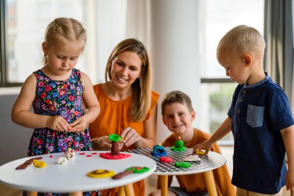 Chcesz pracować z najmłodszymi? Sprawdź, jakie masz możliwości