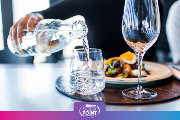 Darmowa woda w restauracji - jak wykorzystać ten trend na swoją korzyść? Poradnik SODA POINT