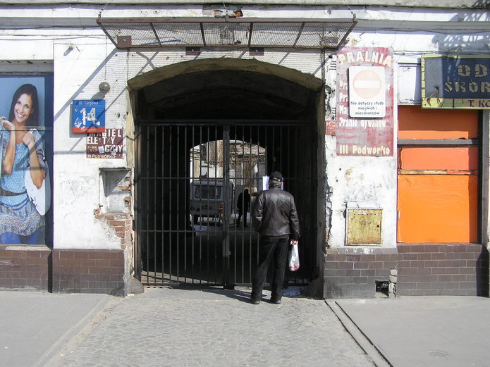 Zamknięta brama na Targowej 14