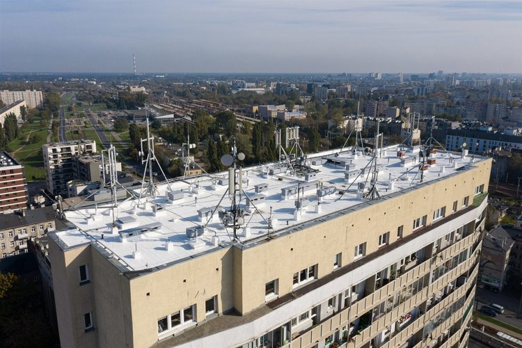 Dach budynku przy Targowej 26/30, fot. Hymon Fotowoltaika Sp. z&nbsp;o.o.