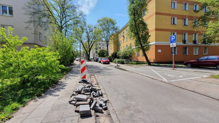 Trwa wymiana chodnika na Rębkowskiej