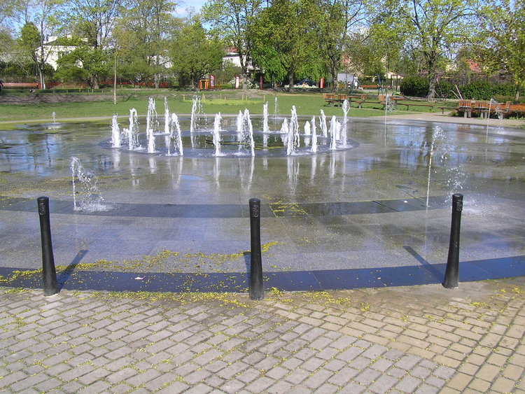 Fontanna w&nbsp;parku znicza zabezpieczona słupkami