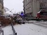 Na Gocławku drzewo spadło na zaparkowany samochód