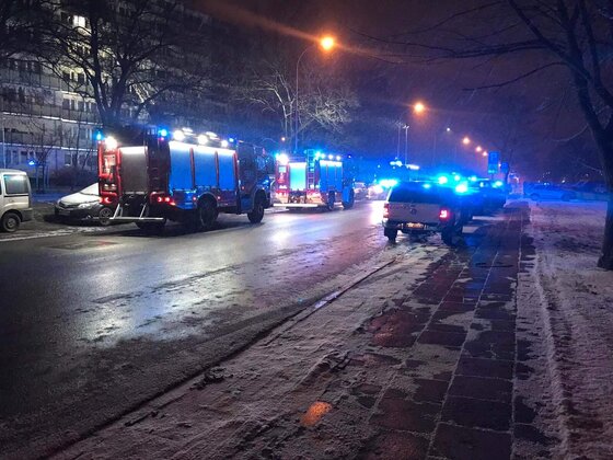 Nocny pożar mieszkania na Jagiellońskiej. Jedna osoba trafiła do szpitala title=