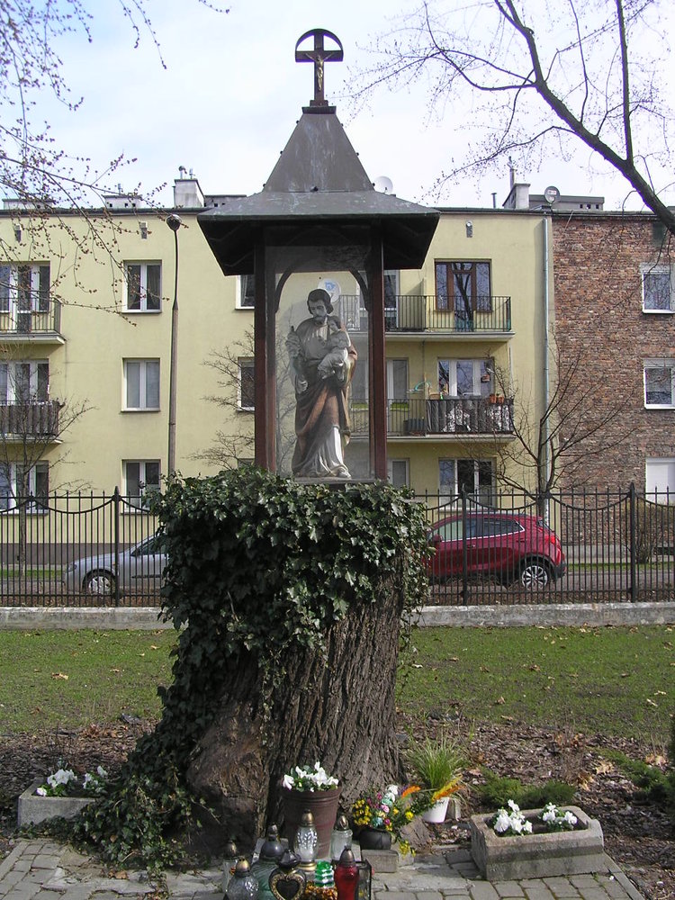 Kapliczka przy Chłopickiego 5 w Warszawie