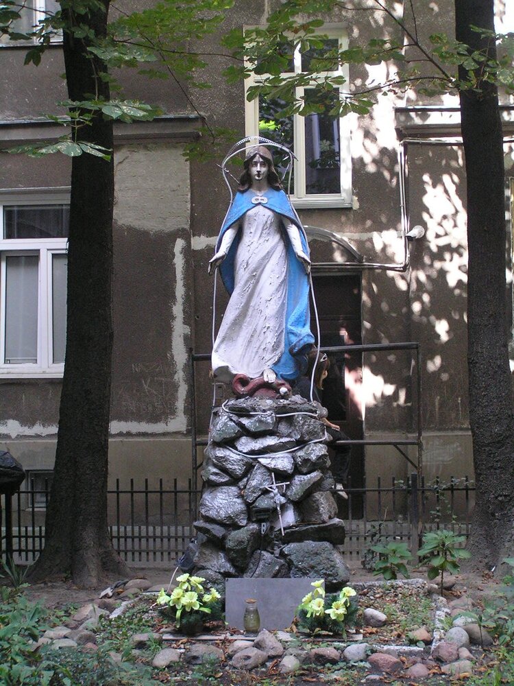 Stalowa 11 kapliczka Matki Bożej