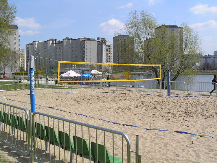 Boisko do siatkówki plażowej w&nbsp;parku nad Balatonem