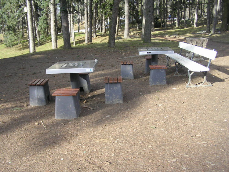 Stoliki szachowe w&nbsp;parku Skaryszewskim w&nbsp;Warszawie