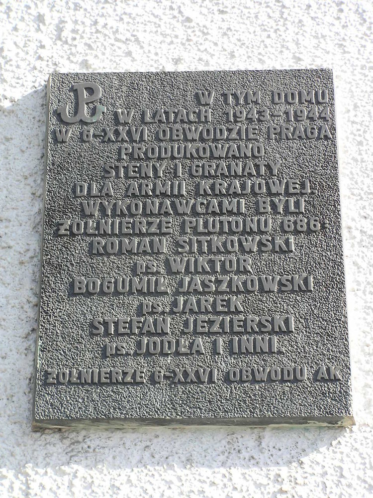 Tablica upamiętniająca konspiracyjną wytwórnie stenów i&nbsp;granatów