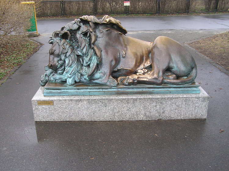 Rzeźba Śpiący lew w&nbsp;Warszawie