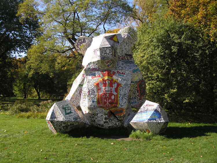 Rzeźba Anoufa Bear w Parku Praskim w Warszawie
