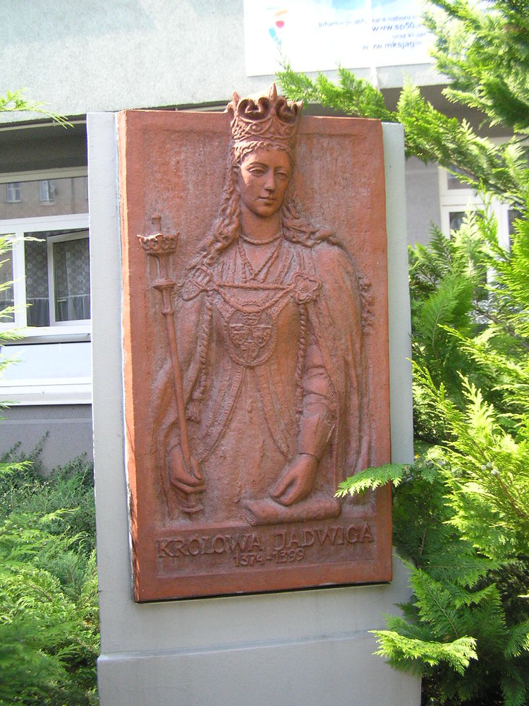 Płaskorzeźba Królowa Jadwiga przy Jagiellońskiej 7 w Warszawie