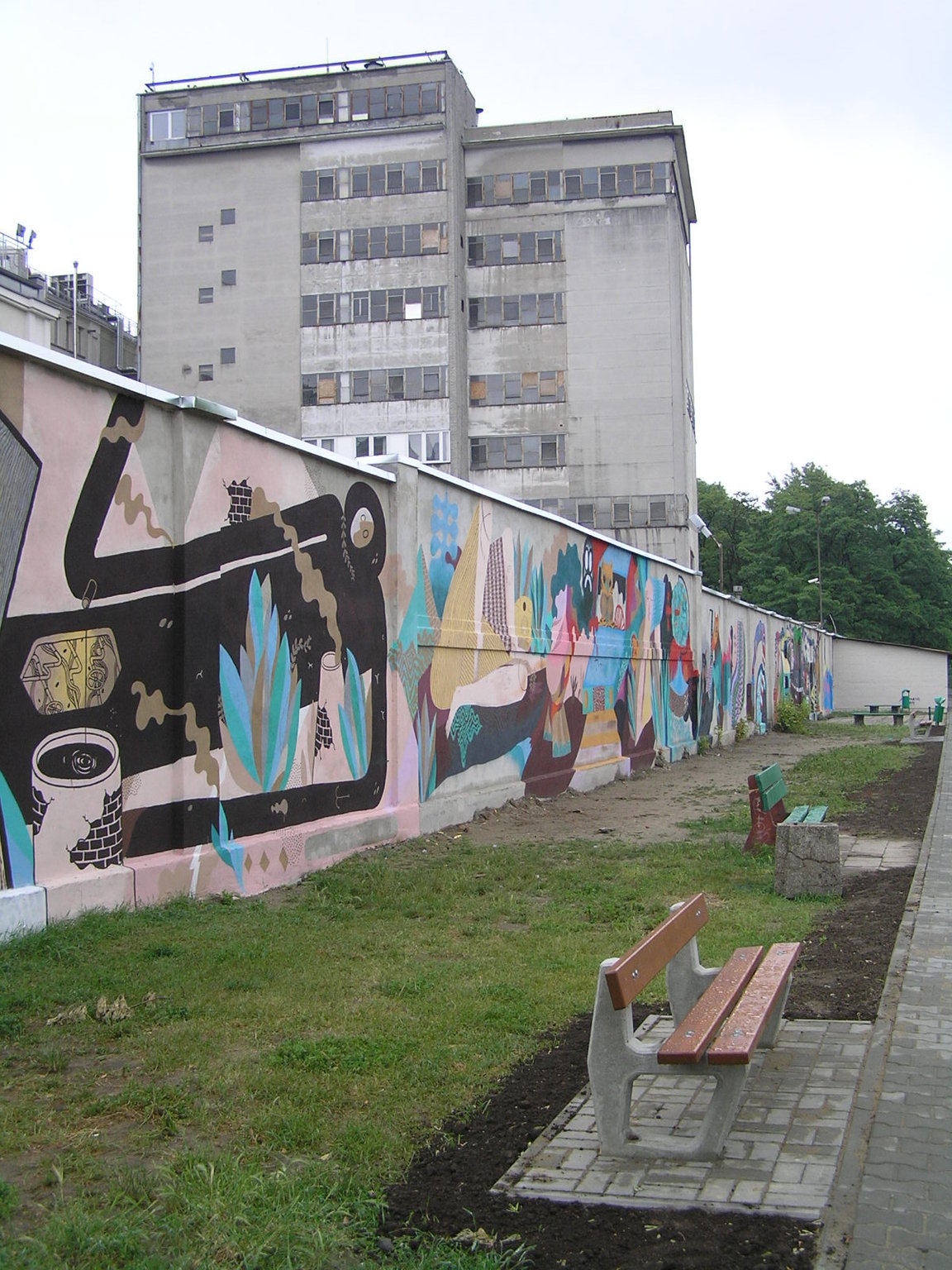 Mural na murze fabryki Wedla